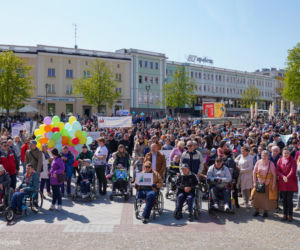 Marsz Godności Osób Niepełnosprawnych w Białymstoku. Ponad tysiąc osób przeszło ulicami miasta