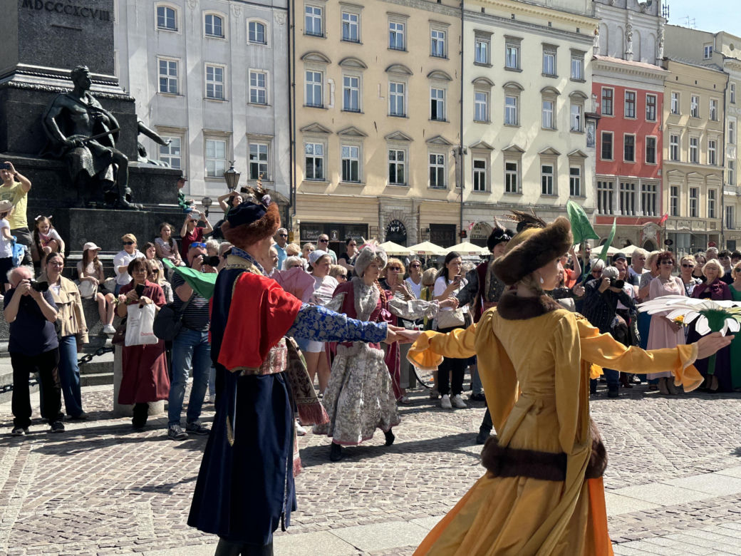 "Polonez wiosenny" na Rynku Głównym w Krakowie