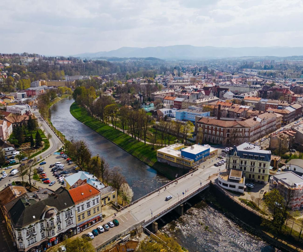 Panorama Cieszyna z rzeką Olzą i mostem. O pomysłach na wycieczki Kolejami Śląskimi przeczytasz na SE.