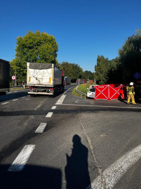 Śmiertelny wypadek pod Wieluniem! 62-latek ofiarą zderzenia trzech pojazdów [ZDJĘCIA].