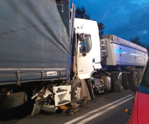 Zderzenie dwóch TIRów na drodze krajowej nr 74. Wszystko przez nieuwagę 