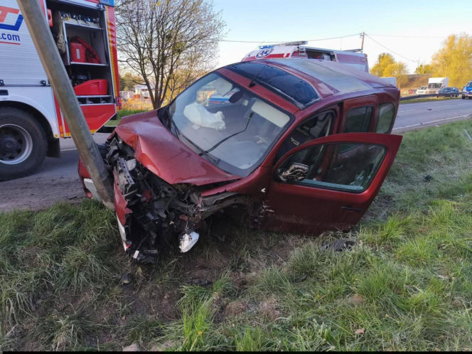 Jedna osoba została poszkodowana. Droga jest całkowicie zablokowana