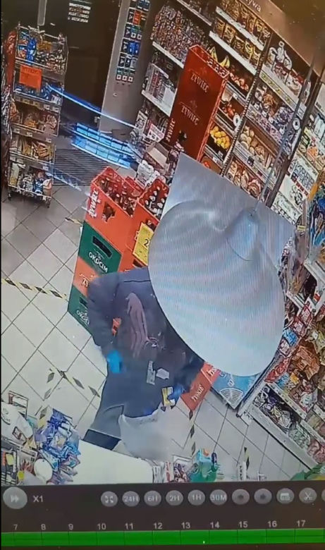 Napad z bronią w ręku na Żabkę w Oławie. Napastnik nacisnął na spust