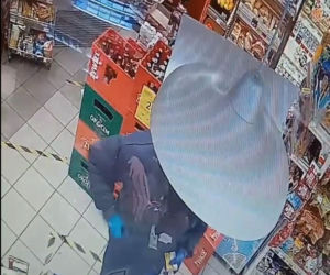 Napad z bronią w ręku na Żabkę w Oławie. Napastnik nacisnął na spust