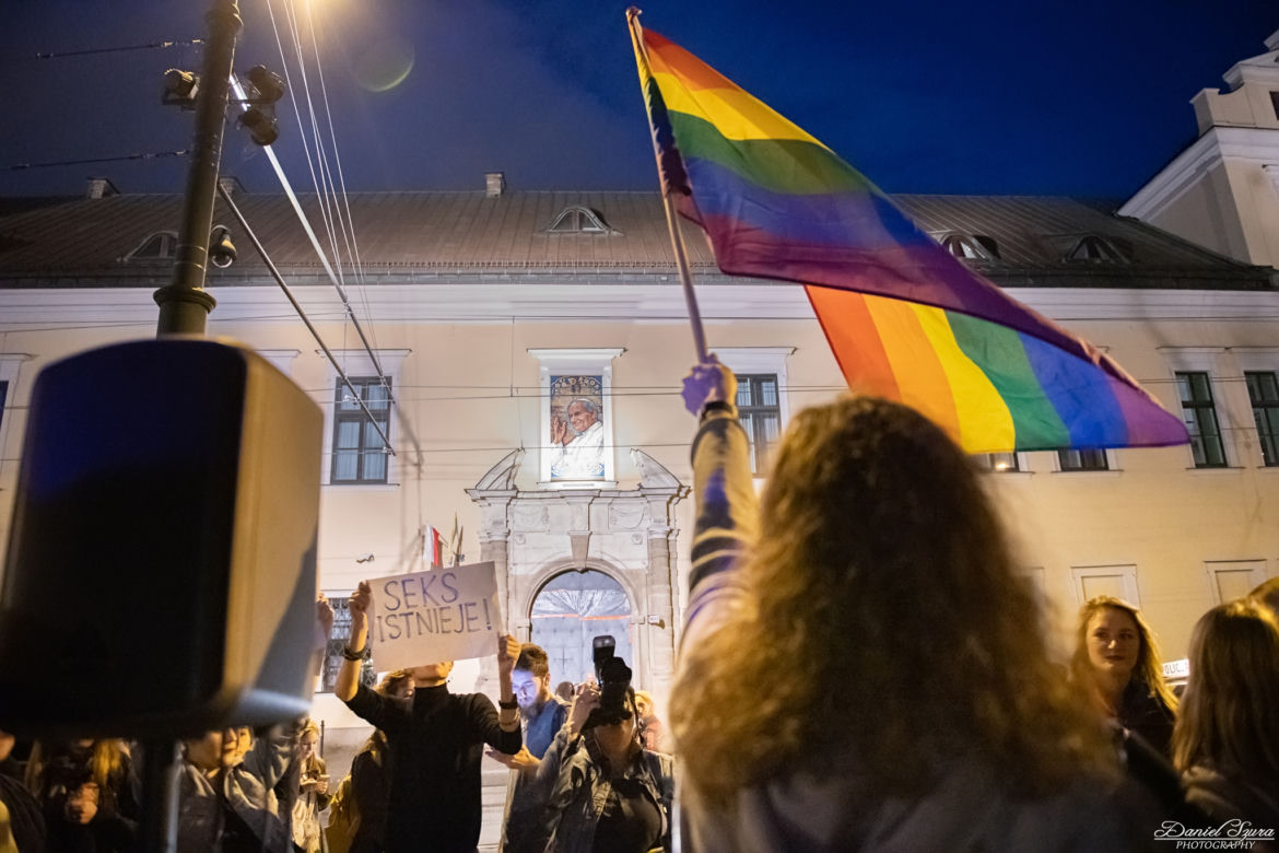 Tańczący protest pod krakowską kurią