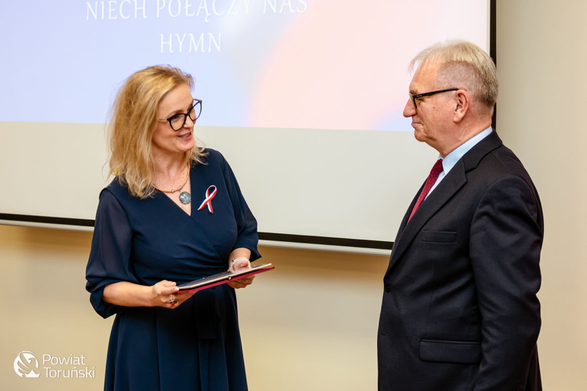 „Niech połączy nas hymn” - piękna, kolorowa premiera w siedzibie Starostwa Powiatowego