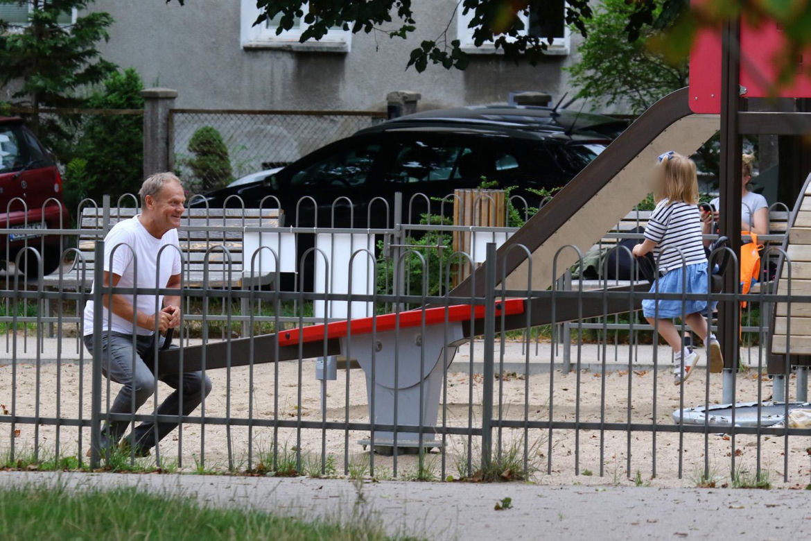 Donald Tusk bawi się z wnuczką