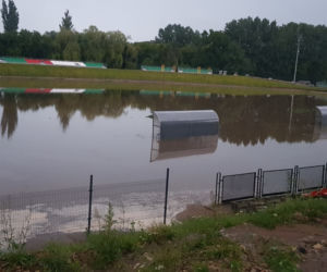 Skutki burz na Śląsku. Zalane ulice, stadion pod wodą! [ZDJĘCIA]