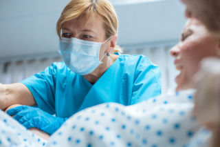 Porodówki znikają po cichu. Ministerstwo ma nowy plan, ale położne biją na alarm