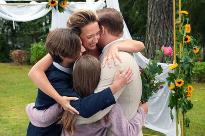 Barwy szczęścia, odcinek 3320. Emil (Artem Malaszczuk), Asia (Anna Gzyra), Hubert (Marek Molak), Marysia (Nina Szumowska)