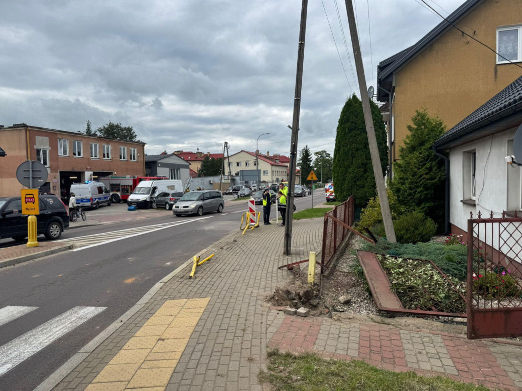 Dwie osoby w szpitalu! 83-latek przejechał przez rondo i uderzył w busa