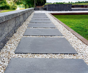 Płyty w żwirze