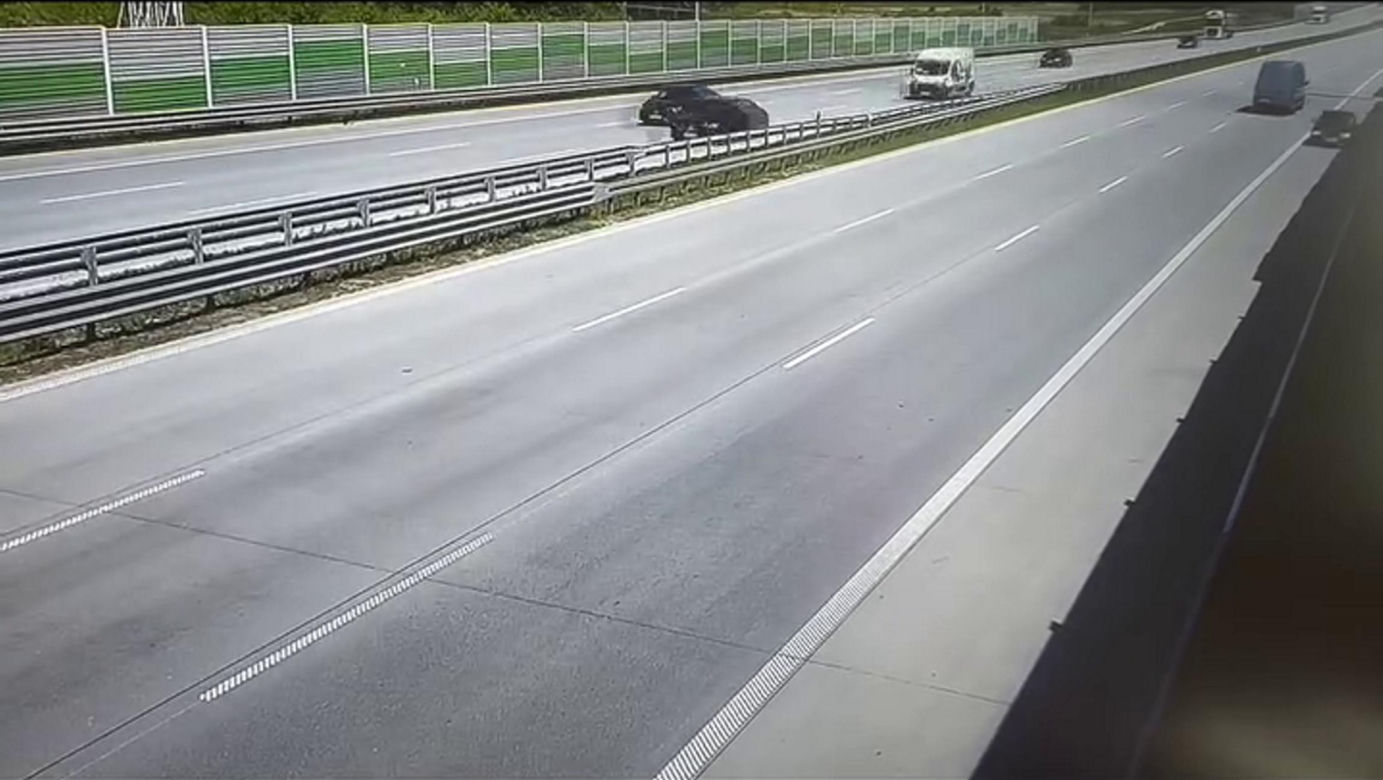 Wiceminister infrastruktury o szokującym zdarzeniu na A1 pod Piotrkowem Tryb. Kierowca BMW jechał pod prąd prosto na niego [ZDJĘCIA].