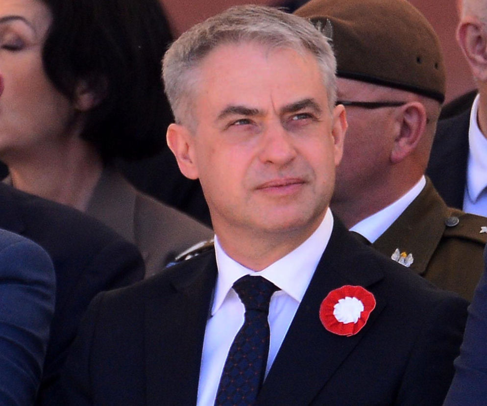 Wicepremier Krzysztof Gawkowski w garniturze z biało-czerwoną rozetką. O krytyce Trybunału przeczytasz na SE Polityka.