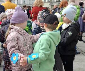 Taneczne powitanie wiosny w Kaliszu. Walc Barbary z filmu „Noce i Dnie” wybrzmiał w sercu miasta