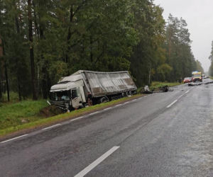 Wypadek na drodze krajowej nr 65 Białystok-Bobrowniki. Zginął kierowca i troje dzieci