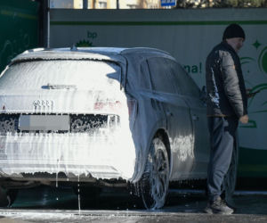 Robert Więckiewicz myje samochód