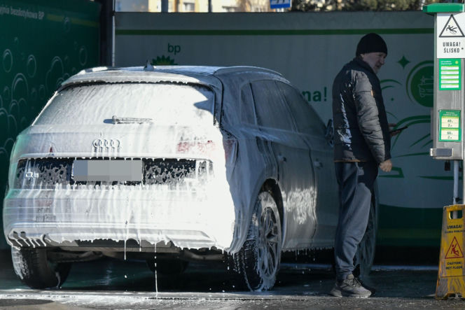 Robert Więckiewicz myje samochód