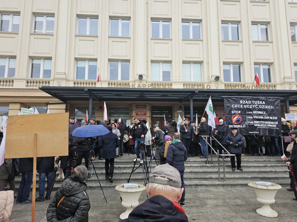 Protest “Nie dla deprawacji dzieci w szkołach”