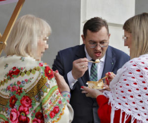 Minister rolnictwa Stefan Krajewski na jarmarku wielkanocnym