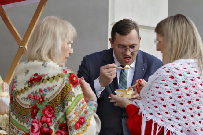 Minister rolnictwa Stefan Krajewski na jarmarku wielkanocnym