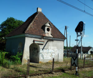 To jedno z najpiękniejszych miast w woj. łódzkim. W średniowieczu miało już swój kościół