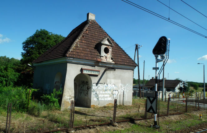 To jedno z najpiękniejszych miast w woj. łódzkim. W średniowieczu miało już swój kościół