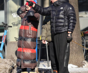 Tomasz Karolak  i Viola Kołakowska na spacerze