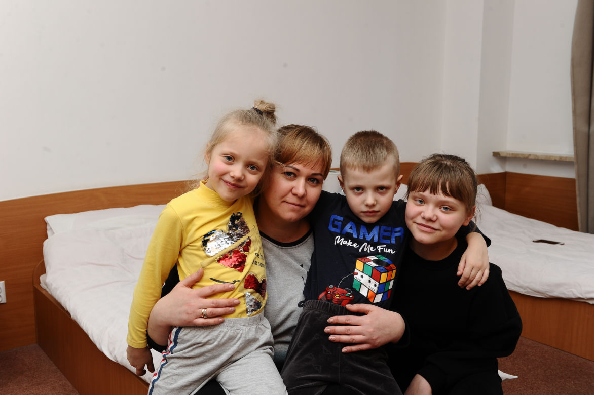 Zostawiła męża na wojnie, uciekła z dziećmi przed rakietami. Matki schroniły się pod Warszawą