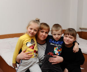 Zostawiła męża na wojnie, uciekła z dziećmi przed rakietami. Matki schroniły się pod Warszawą