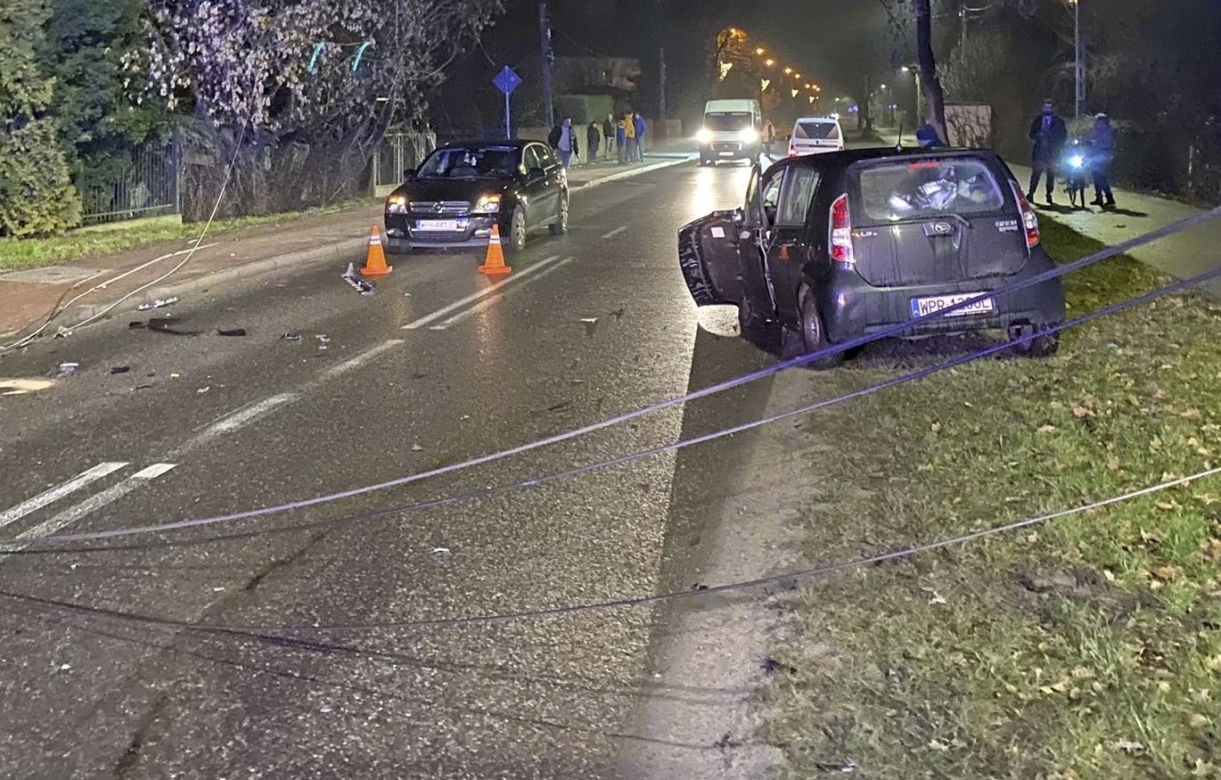 Betonowy słup pękł jak zapałka. Dramatyczny wypadek w Brwinowie, kierowca pijany