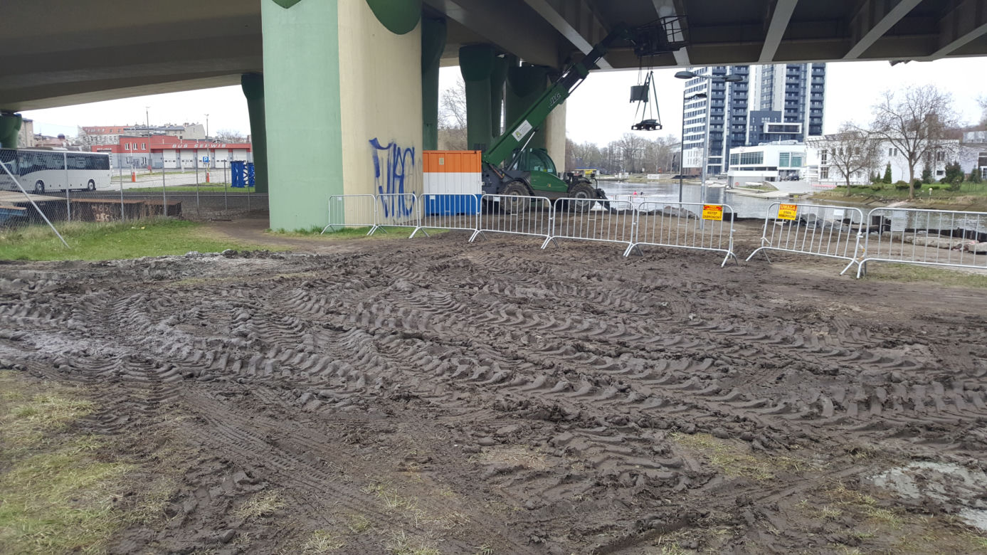 Piesi brodzą w błocie pod Mostem Uniwersyteckim w Bydgoszczy