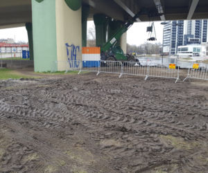 Piesi brodzą w błocie pod Mostem Uniwersyteckim w Bydgoszczy