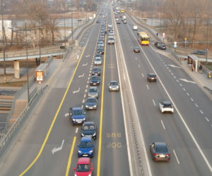Remont trasy Łazienkowskiej. Tak kierowcy łamią przepisy