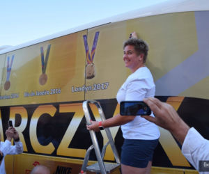 Anita Włodarczyk wróciła do Polski złotym autobusem
