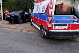 Karetka staranowała osobówkę. Wiele osób rannych
