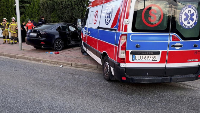 Karetka staranowała osobówkę. Wiele osób rannych