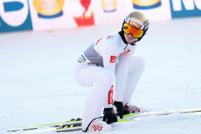 Kacper Tomasiak zaliczył dramatycznie wyglądający upadek w Vikersund