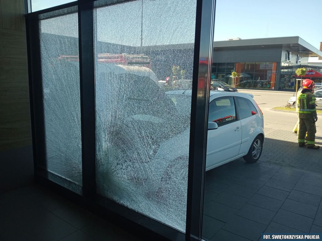 Jędrzejów: Kierująca pomyliła hamulec z gazem