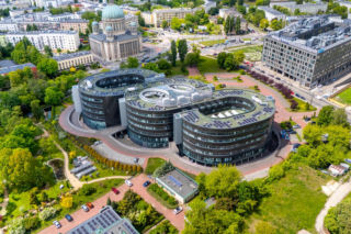 Tak, z góry wygląda jak paragraf, i tak miało być. Bo jaką inną formę miałby mieć wydział prawa? Jest na aż 21 poziomach