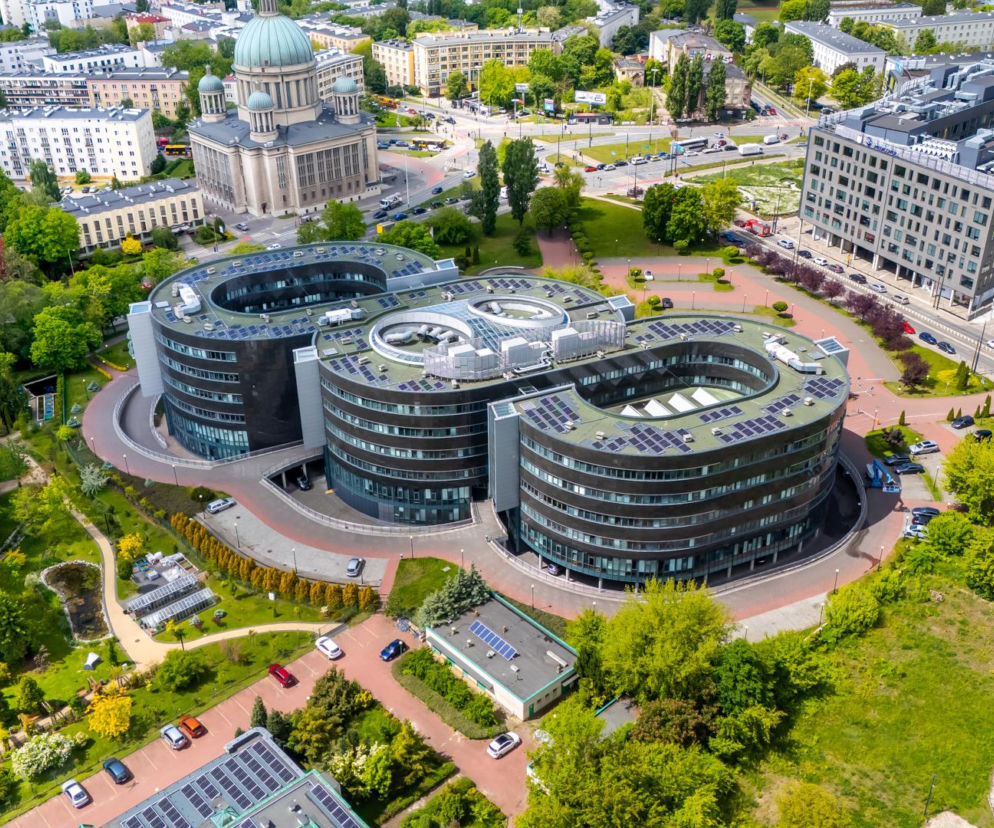 Widok z lotu ptaka na budynek Wydziału Prawa UŁ w kształcie paragrafu. O tej wyjątkowej bryle przeczytasz w Architektura.