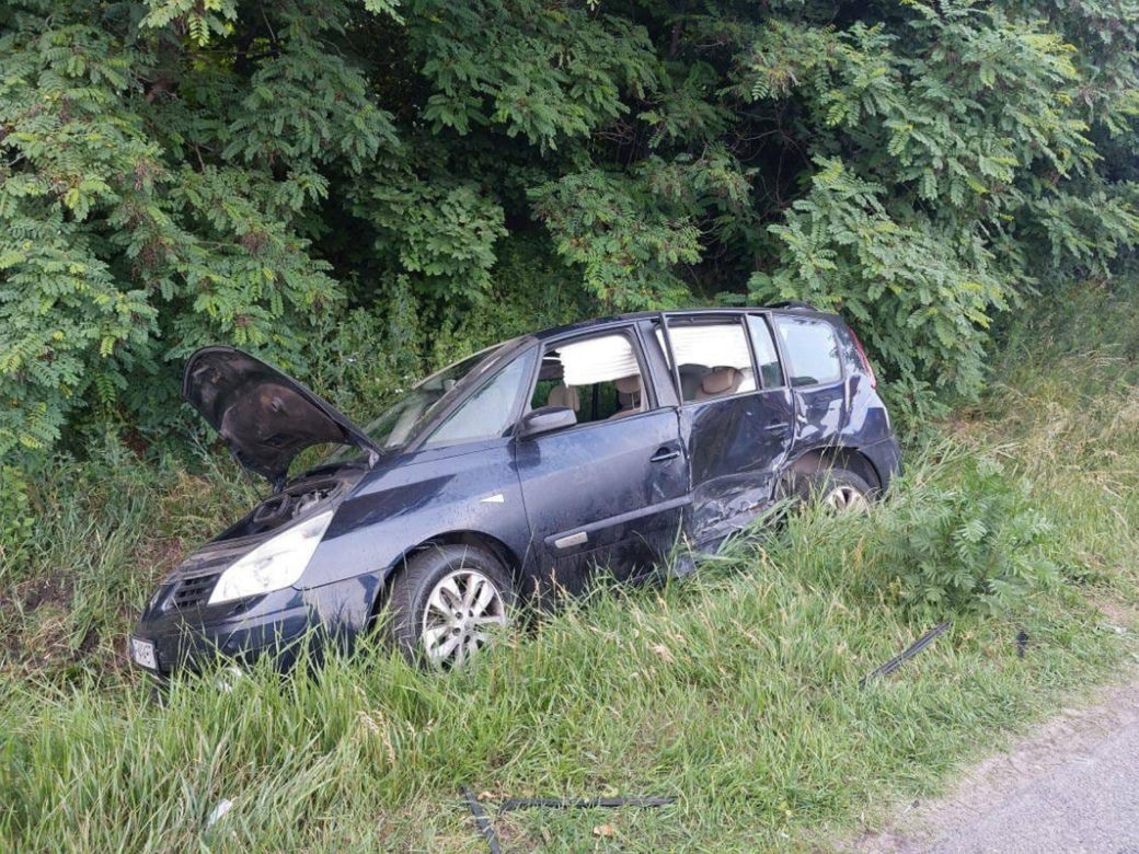 Auta rozbiły się na drodze, trasa zablokowana. Policja: Trwają czynności