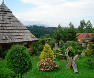 To jedna z najpiękniejszych wsi w Małopolsce. Już sto lat temu była rozchwytywanym kurortem turystycznym