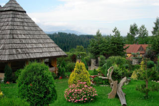 To jedna z najpiękniejszych wsi w Małopolsce. Już sto lat temu była rozchwytywanym kurortem turystycznym