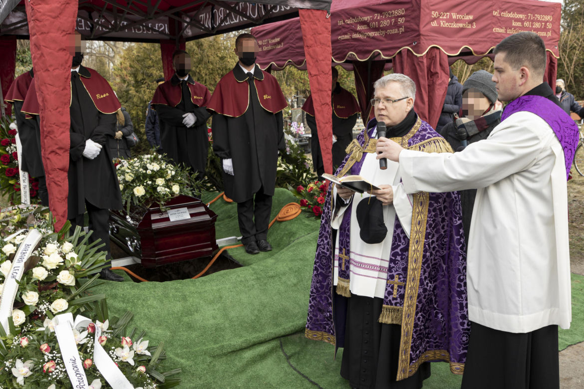 Pogrzeb Antoniego Gucwińskiego, złożenie trumny do grobu.