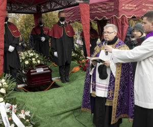 Pogrzeb Antoniego Gucwińskiego, złożenie trumny do grobu.