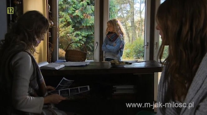 M jak miłość odc. 1118. Anna (Tamara Arciuch), Natalka (Marcjanna Lelek), Ula (Iga Krefft)