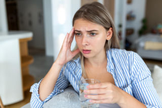 Nie pij jej rano prosto z lodówki. Ten błąd może odbierać ci energię na cały dzień