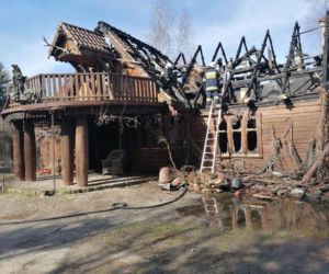 Drewniany dworek w Leżachowie spłonął doszczętnie (GALERIA)