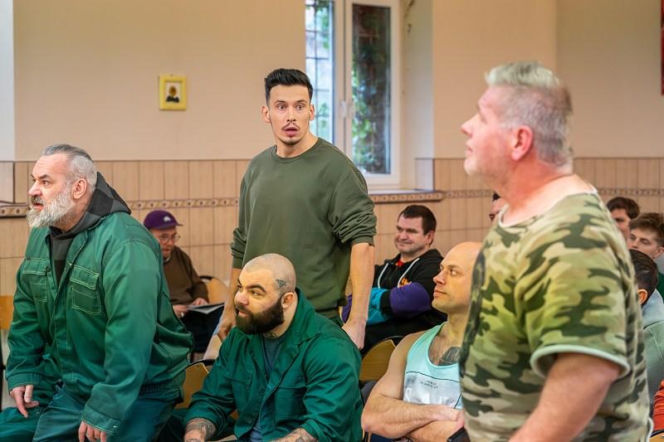 Pierwsza miłość, odcinek 4171. więźniowie w więzieniu Bartka (Rafał Kwietniewski)